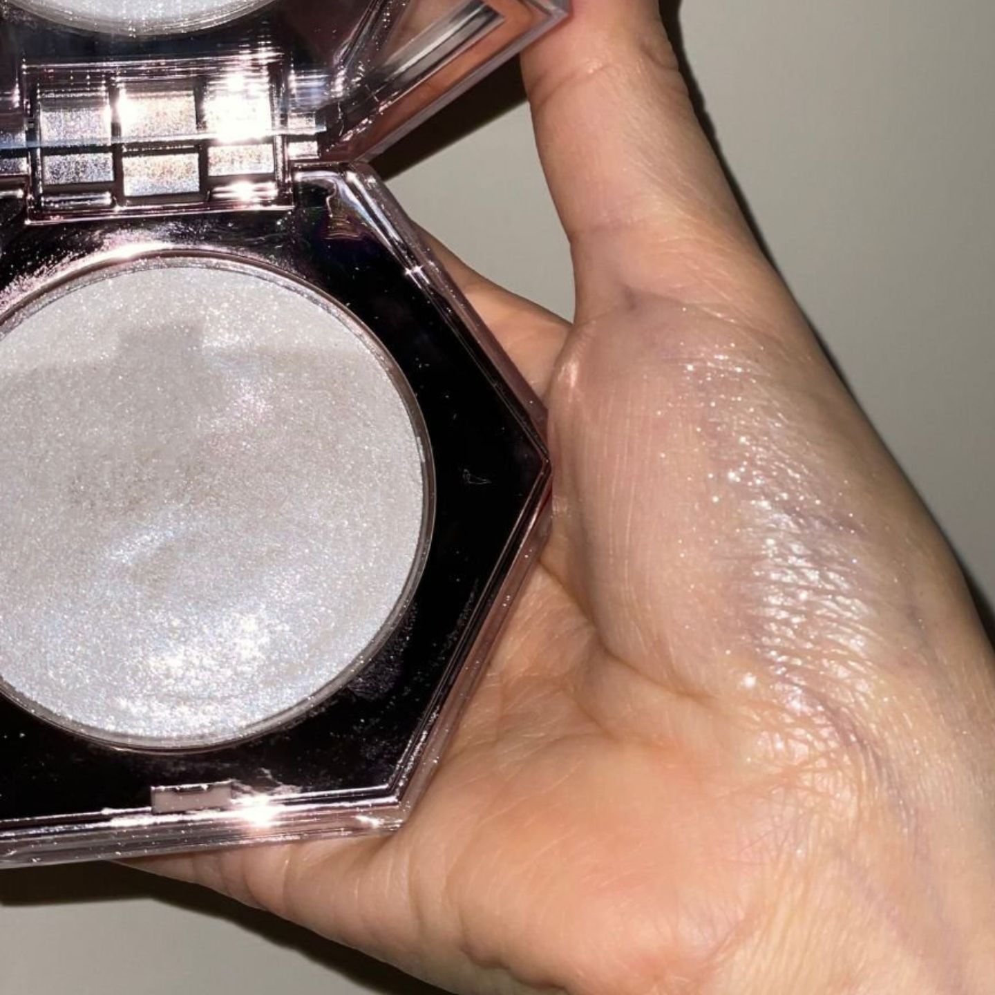 펜티뷰티 글리터 하이라이터 빛 반사컷 (fenty beauty glitter highlighter flash reflection swatch)