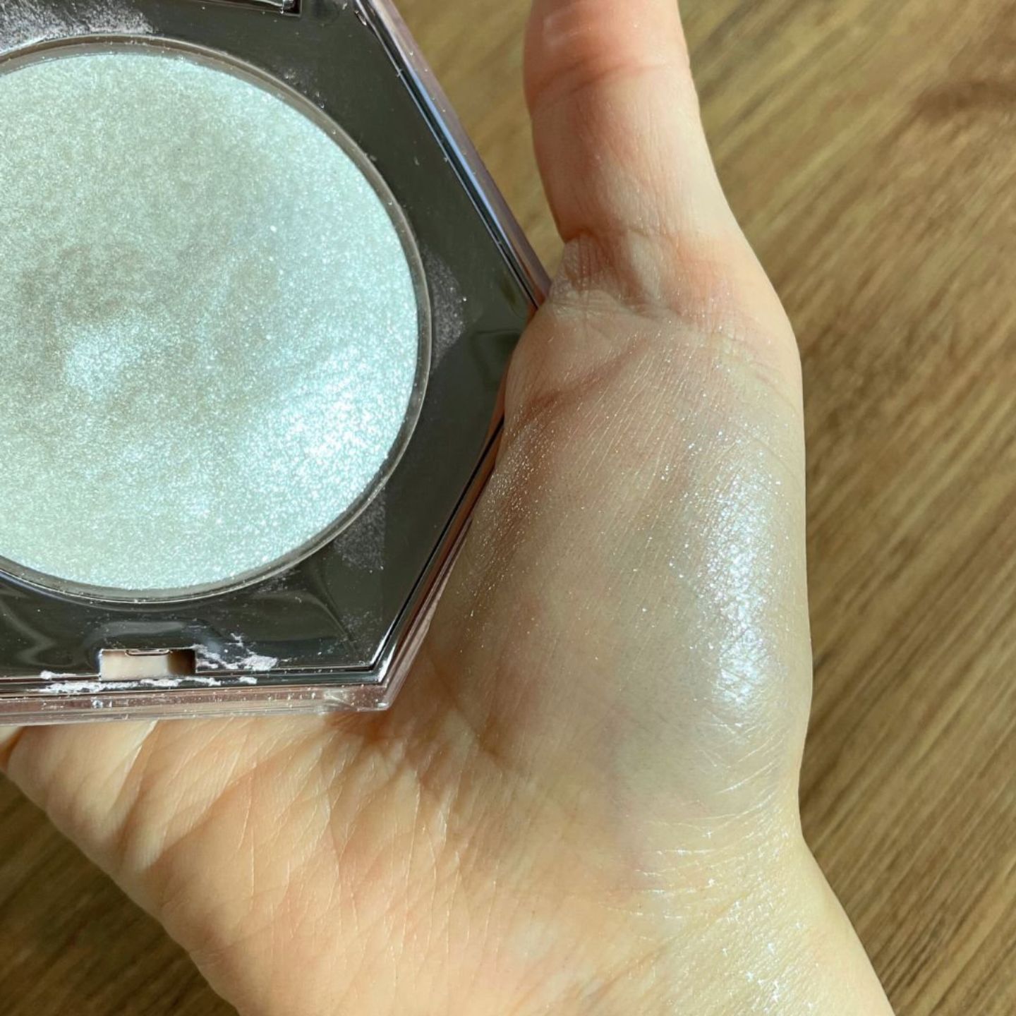 펜티뷰티 하이라이터 자연광 발색 (fenty beauty diamond bomb natural light swatch)