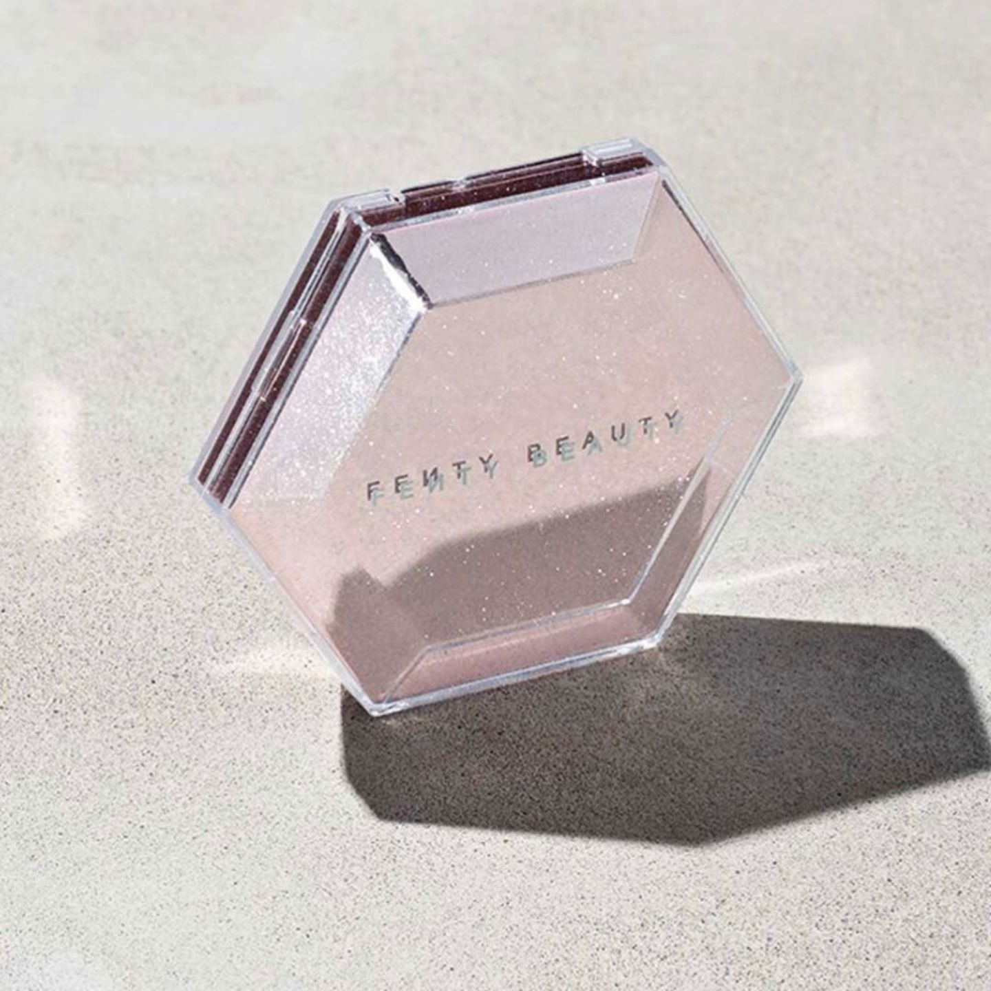 펜티뷰티 다이아몬드 밤 하이라이터 제품컷 (fenty beauty diamond bomb how many carats flatlay)