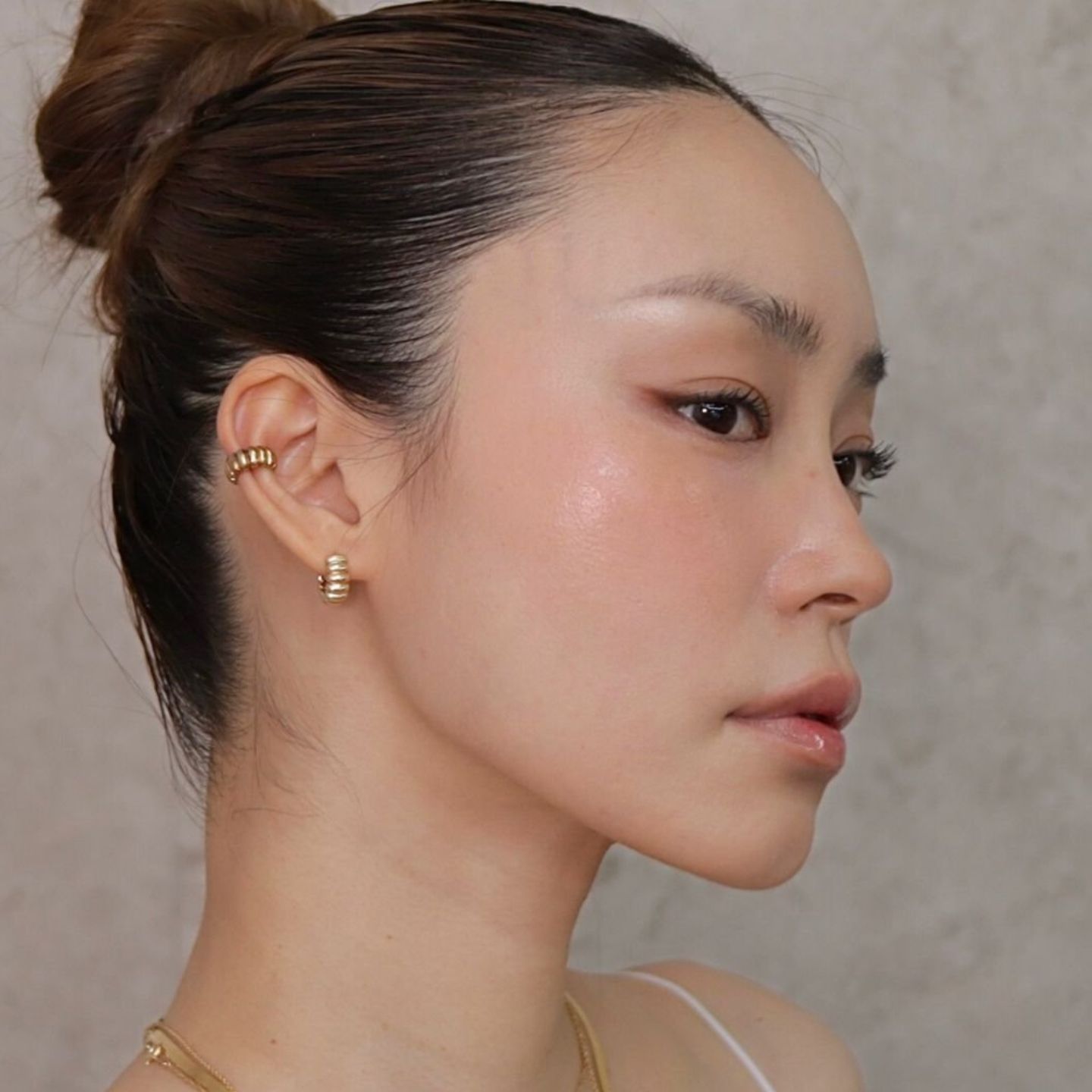 자연스러운 꾸안꾸 클린걸 메이크업 연출컷 (Hailey Bieber clean girl style detail makeup shot)