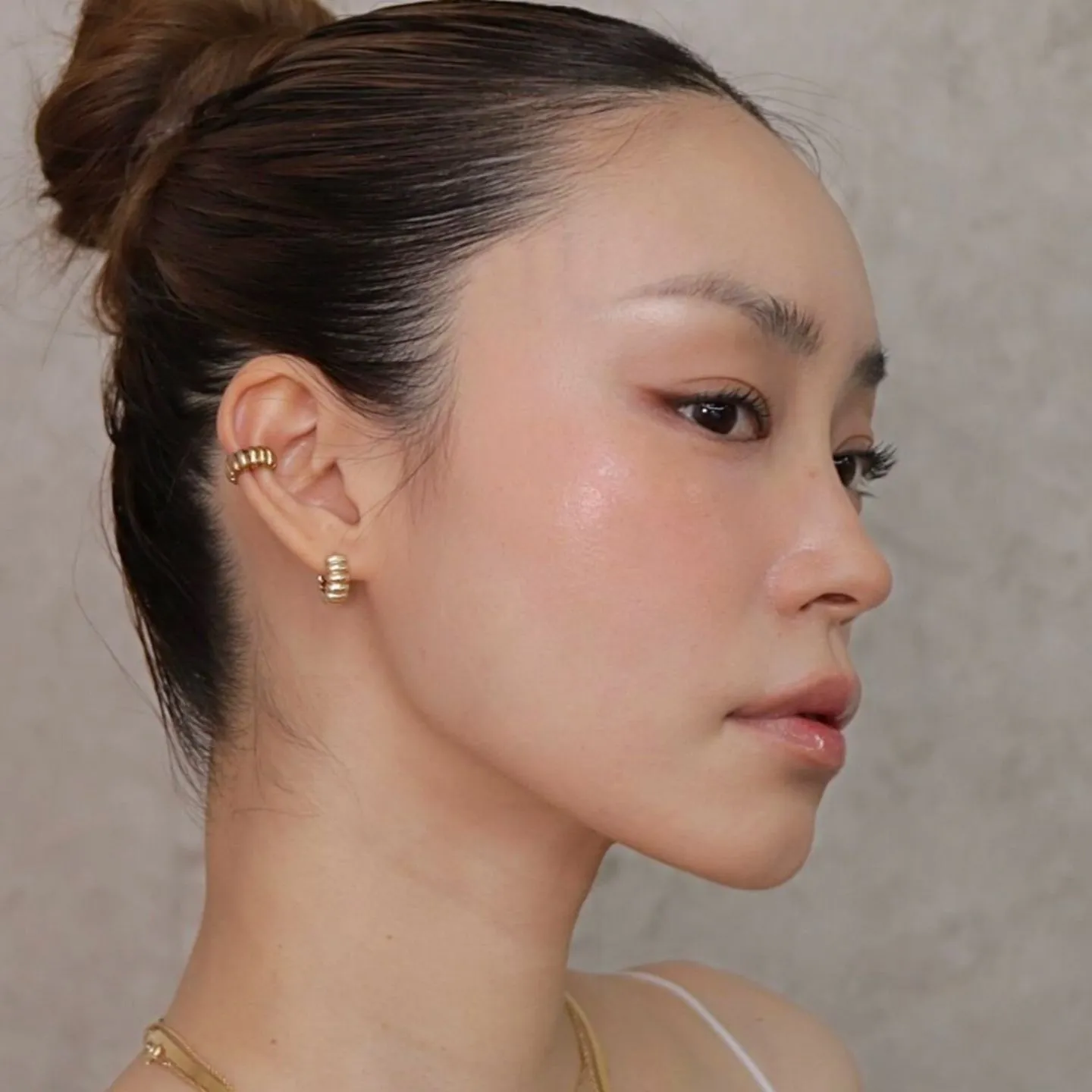 자연스러운 꾸안꾸 클린걸 메이크업 연출컷 (Hailey Bieber clean girl style detail makeup shot)