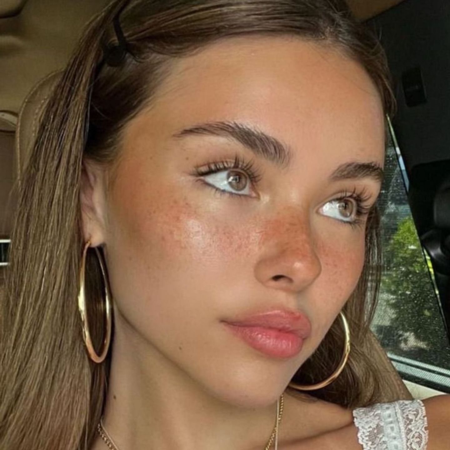 촉촉한 윤광 피부와 내추럴 브로우 무드컷 (glowing skin and clean brows mood reference)