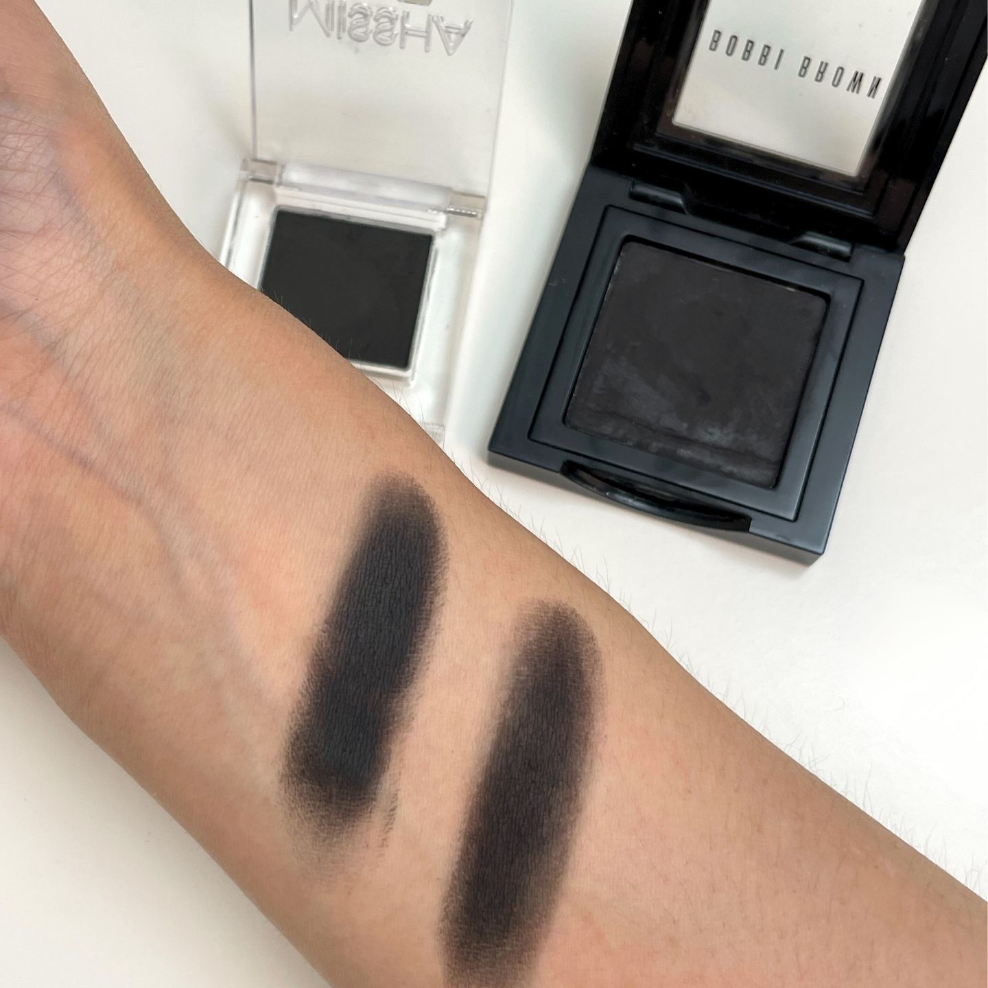 미샤 바비브라운 블랙 섀도우 발색 비교 (missha vs bobbi brown black eyeshadow swatch)