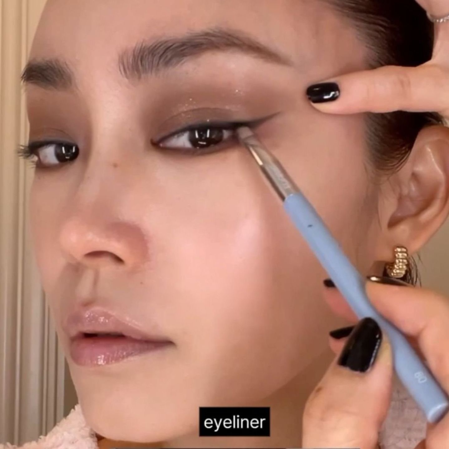 missha-black-eyeshadow-smoky-look-01.jpg