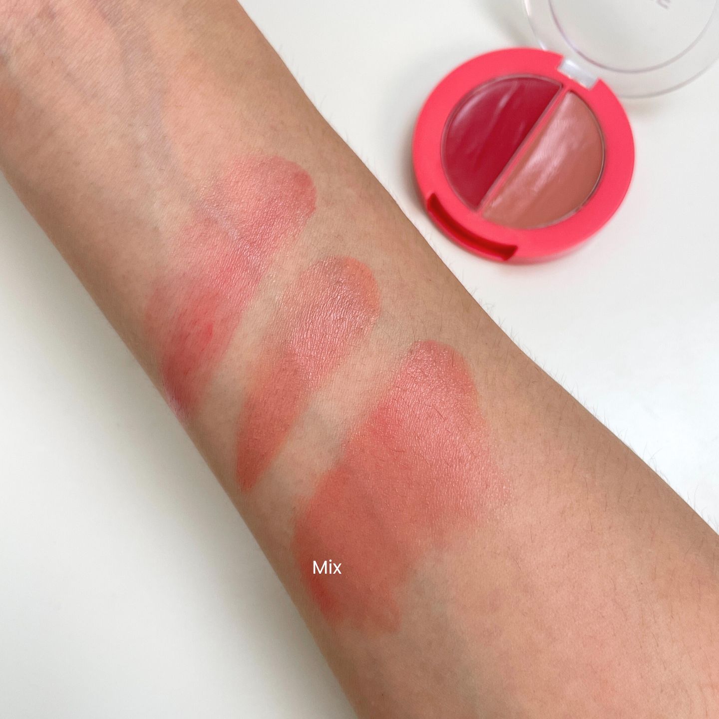 어뮤즈 헬시밤 무화과밤 손목 발색컷 (amuse fig balm swatch on hand clean girl tone)