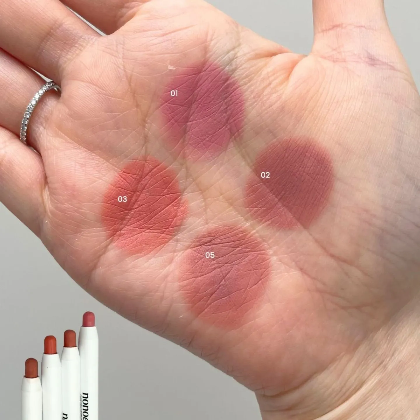 노노어 립 펜슬 4컬러 손목 발색컷 (nonoer lip pencil 4 shade arm swatch)