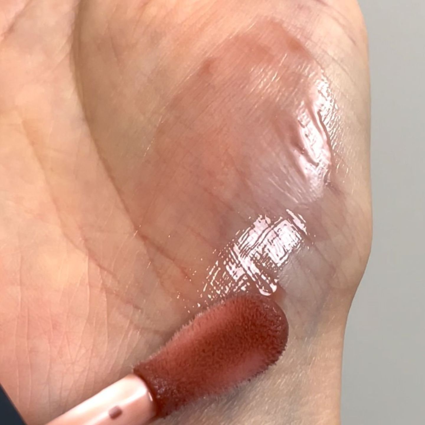 립오일 질감 발색 디테일컷 (e.l.f. Glow Reviver Lip Oil texture detail on hand)