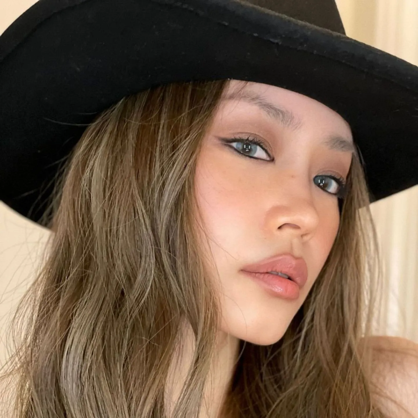 스트릿하고 섹시한 카우걸 메이크업 스타일컷 (street glam cowgirl makeup style)