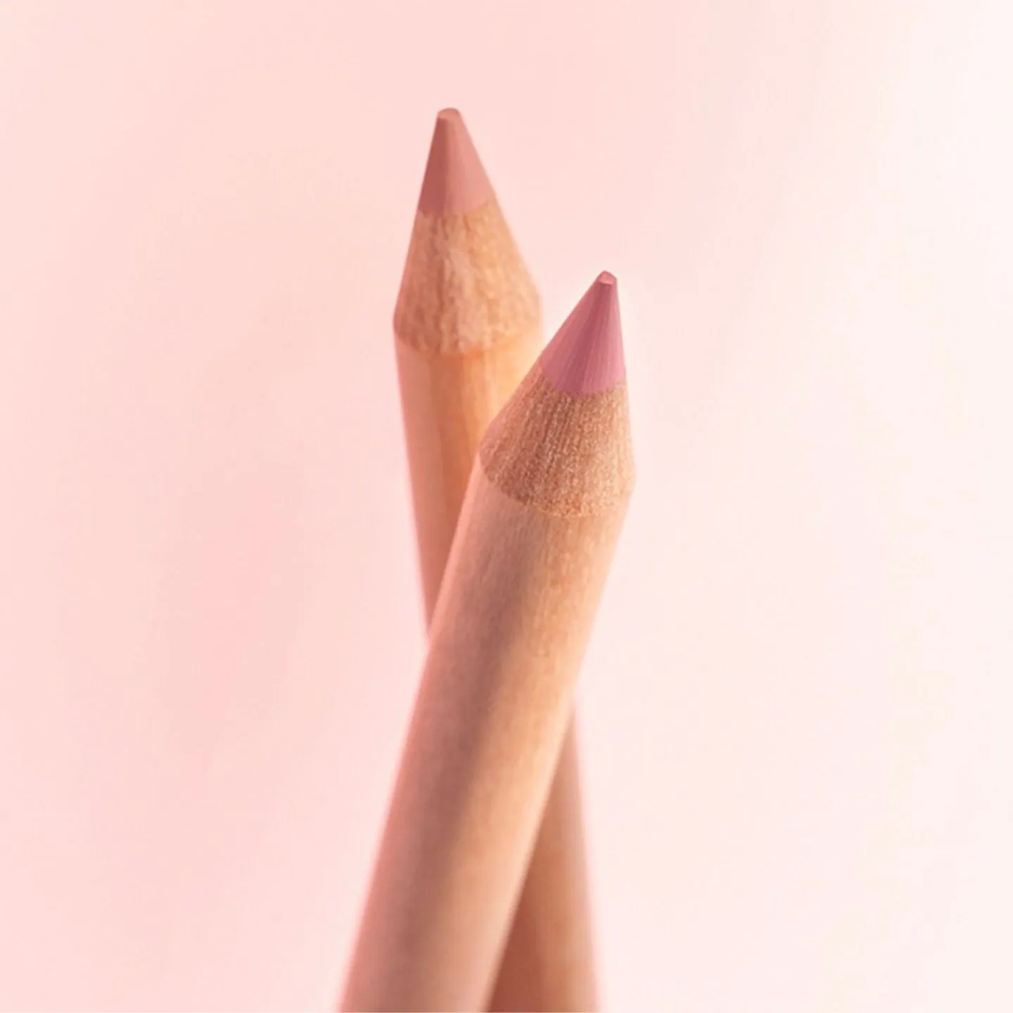 웨스턴 메이크업에 활용된 클리오 립펜슬 (CLIO lip pencil used in western look)