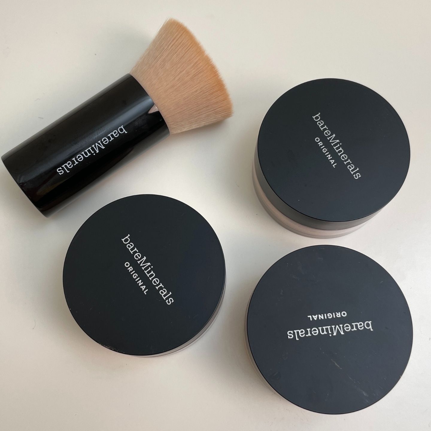 베어미네랄 루스 파운데이션과 브러쉬 세트컷 (bareMinerals foundation with brush flatlay)