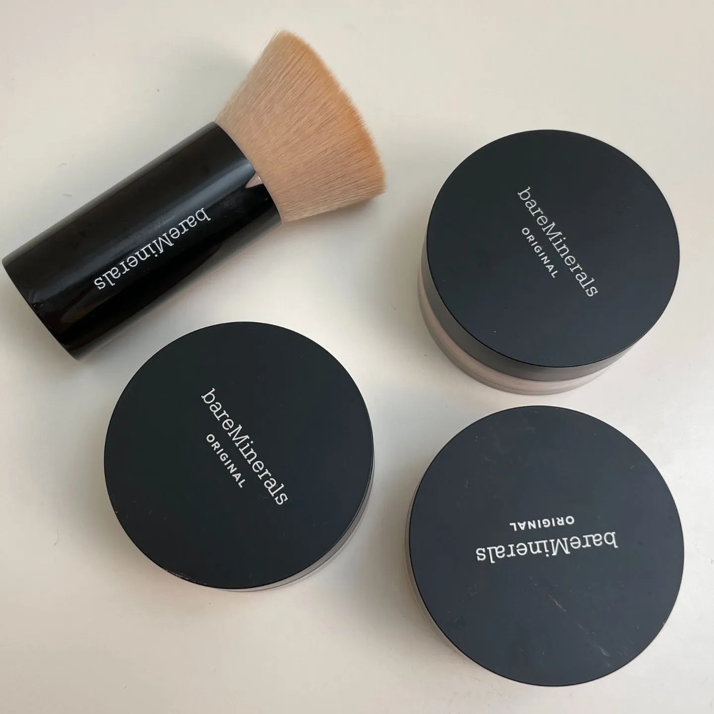 베어미네랄 루스 파운데이션과 브러쉬 세트컷 (bareMinerals foundation with brush flatlay)