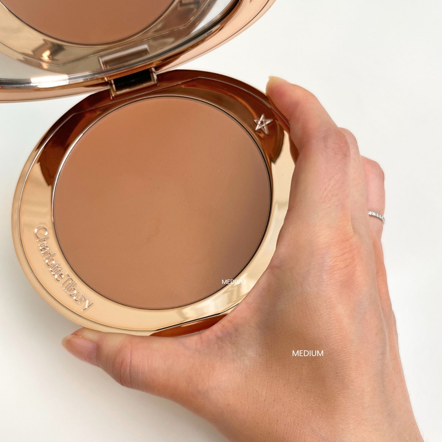 샬롯틸버리 에어브러쉬 브론저 미디엄 발색 (Charlotte Tilbury Medium bronzer swatch)