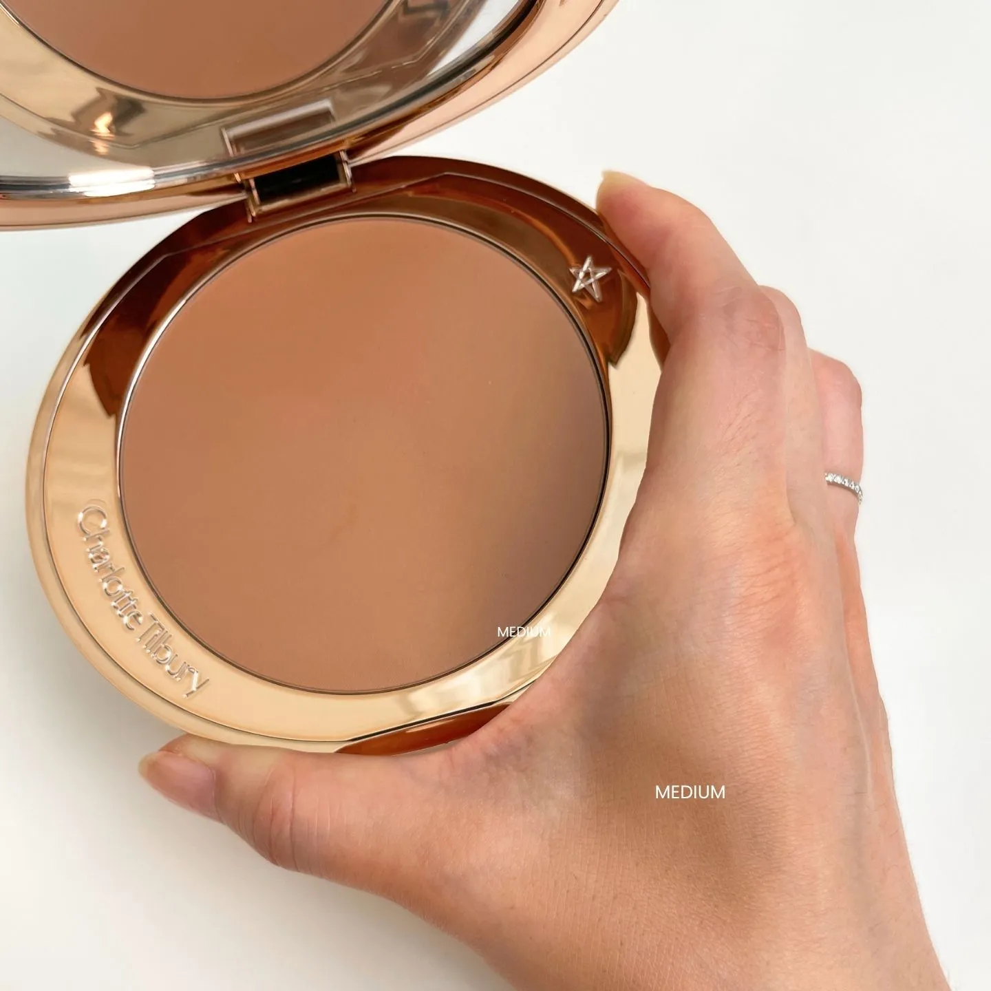 샬롯틸버리 에어브러쉬 브론저 미디엄 발색 (Charlotte Tilbury Medium bronzer swatch)