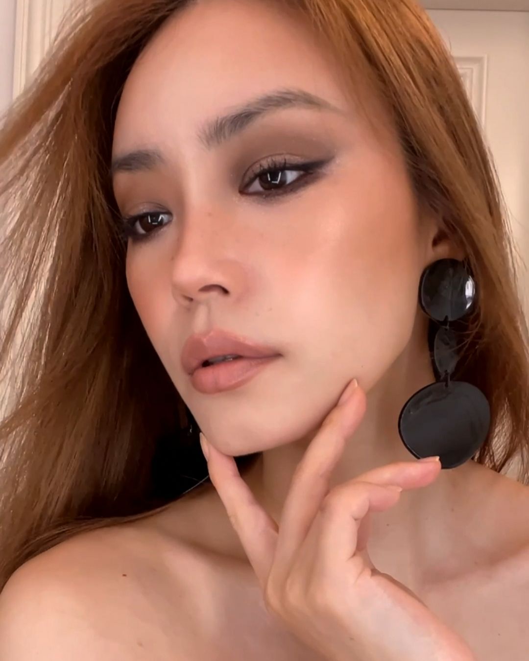 샬롯틸버리 자연스러운 매트 마무리 메이크업컷 (Charlotte Tilbury clean matte base makeup look)