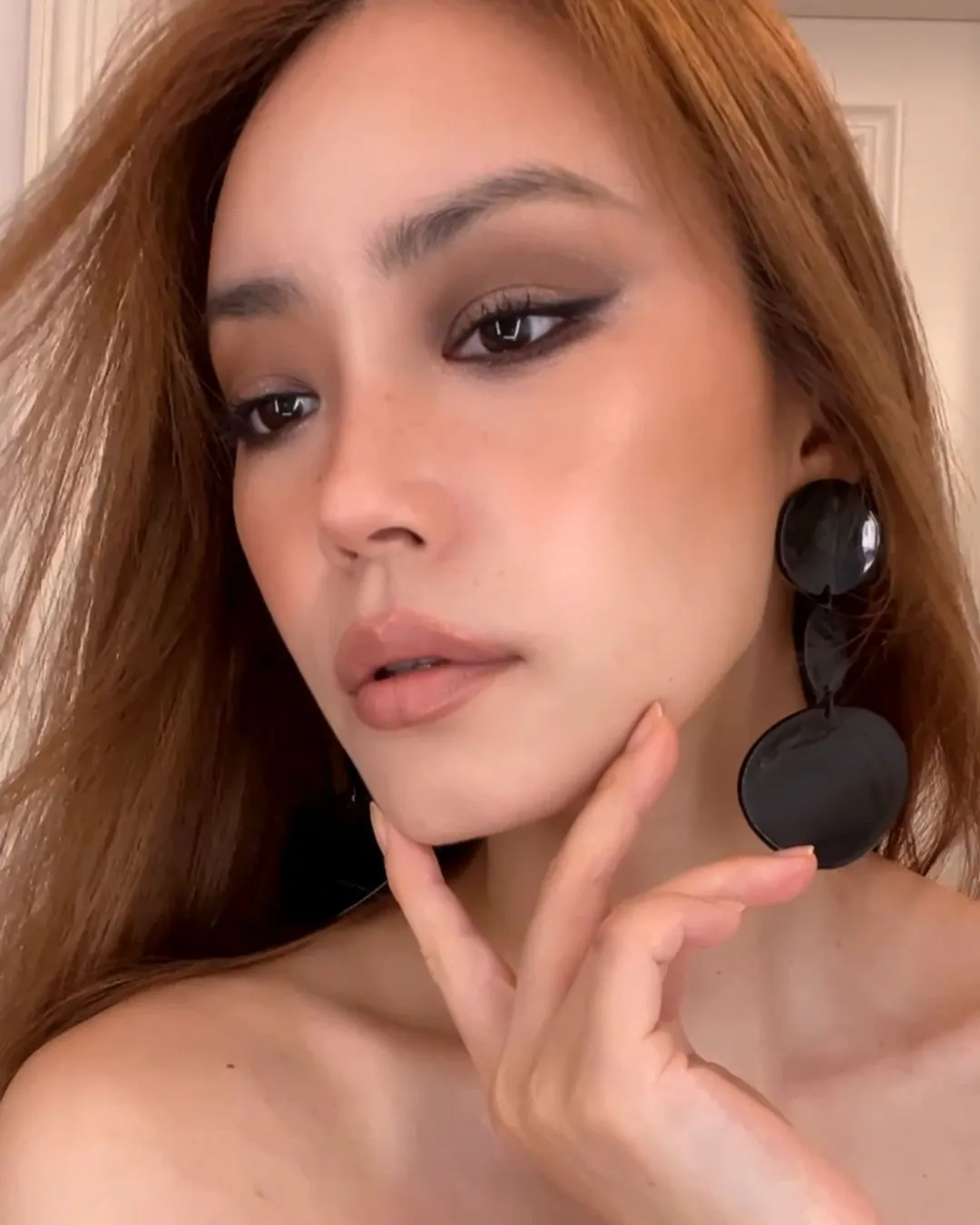 샬롯틸버리 자연스러운 매트 마무리 메이크업컷 (Charlotte Tilbury clean matte base makeup look)