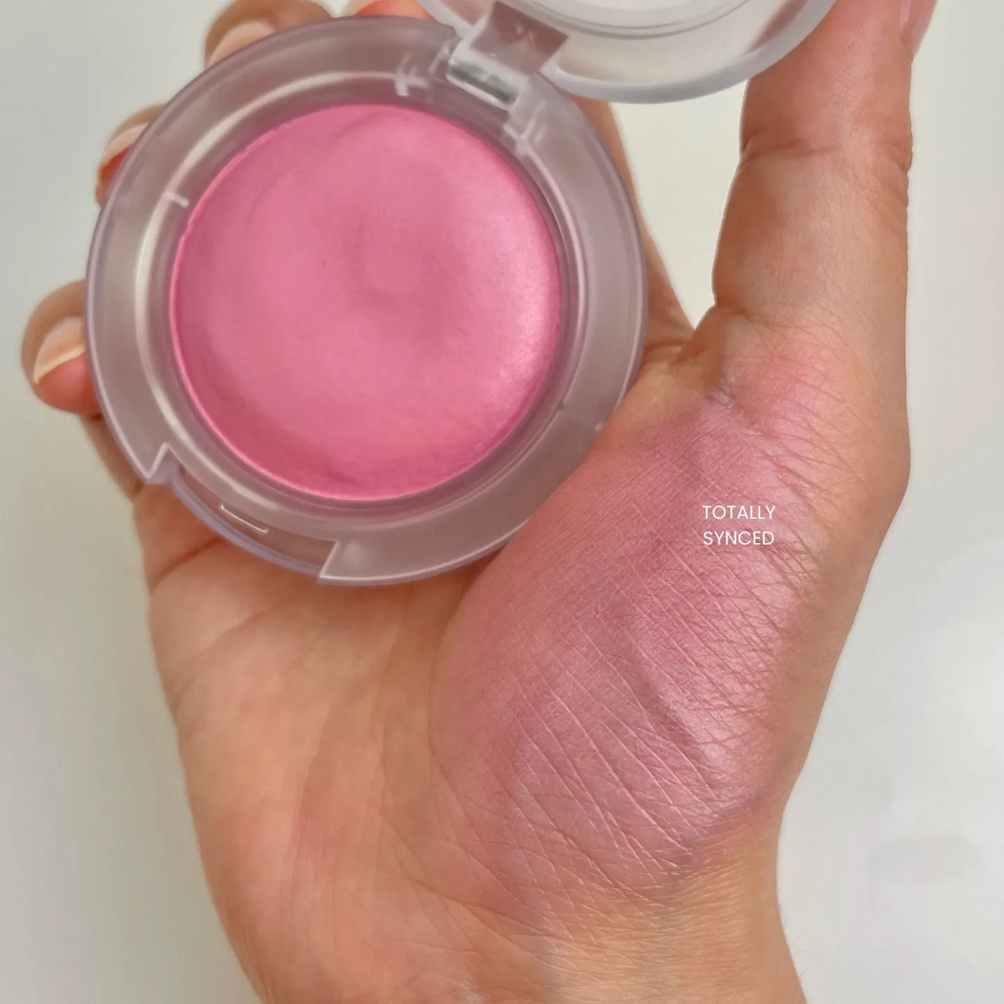 맥 글로우 플레이 블러쉬 토털리 싱크드 발색 (MAC Glow Play Blush Totally Synced swatch)
