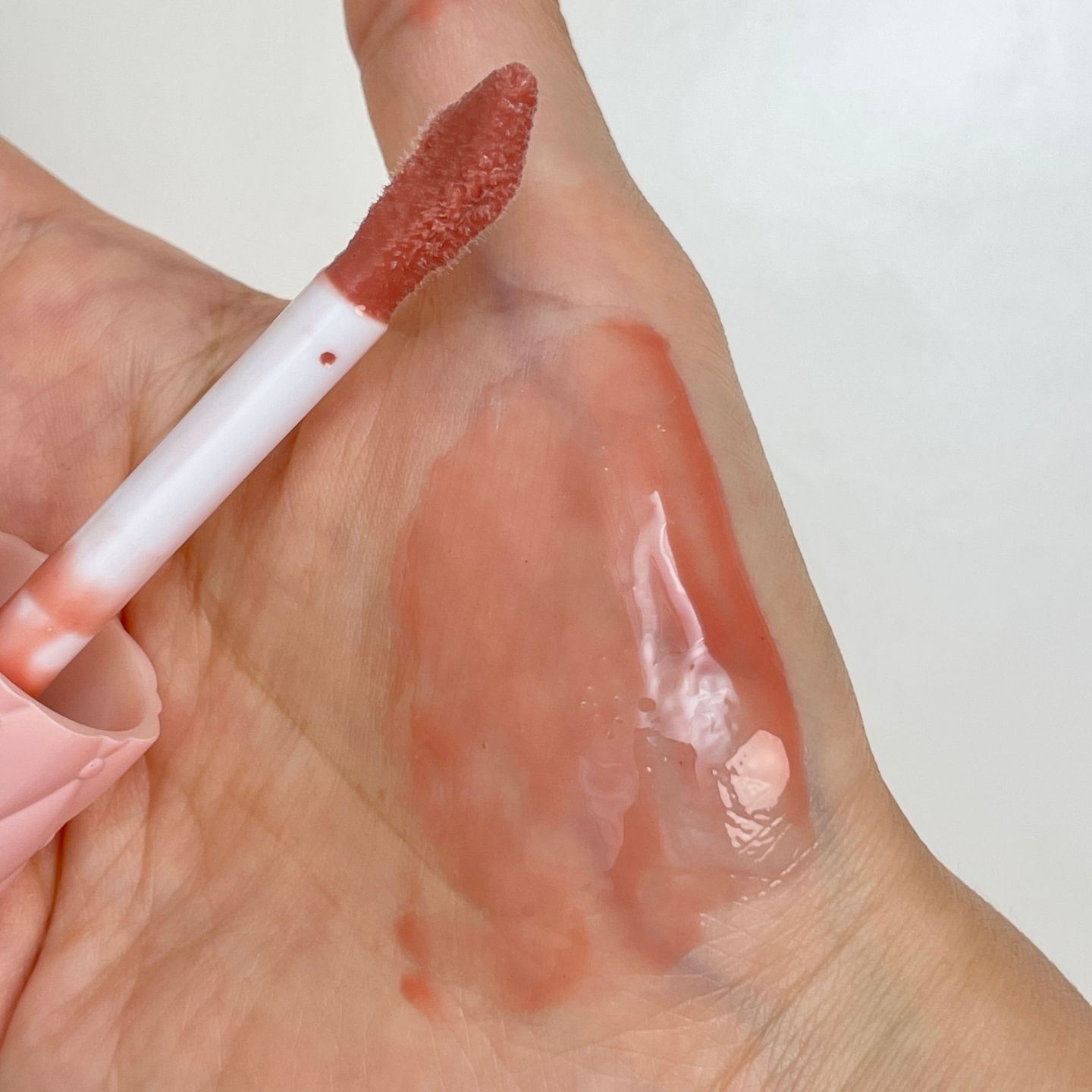 샬롯 틸버리 필로우토크 빅 립 플럼프가즘 페어-미디엄 손목 발색 (Charlotte Tilbury Pillow Talk Big Lip Plumpgasm Fair-Medium wrist swatch)