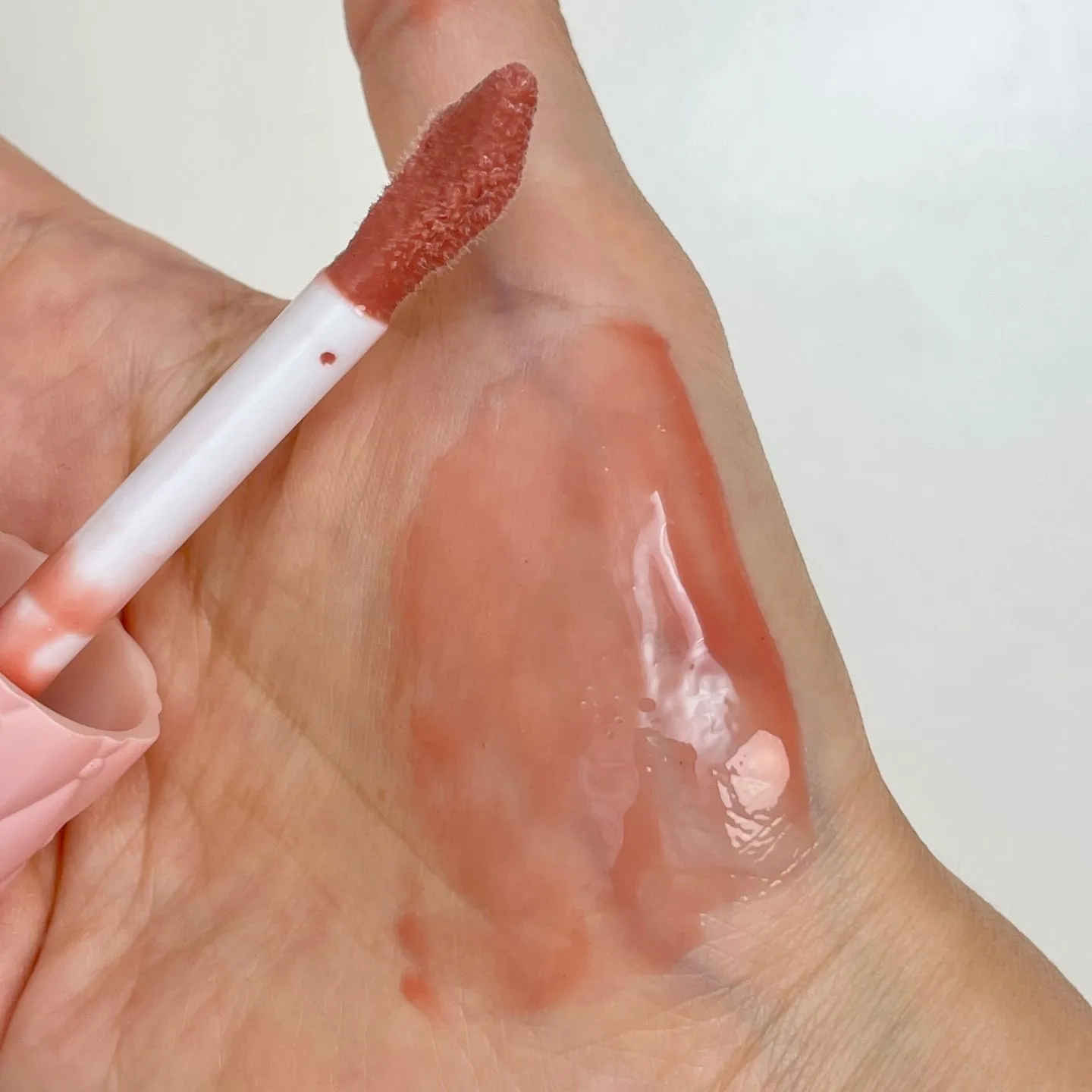 샬롯 틸버리 필로우토크 빅 립 플럼프가즘 페어-미디엄 손목 발색 (Charlotte Tilbury Pillow Talk Big Lip Plumpgasm Fair-Medium wrist swatch)