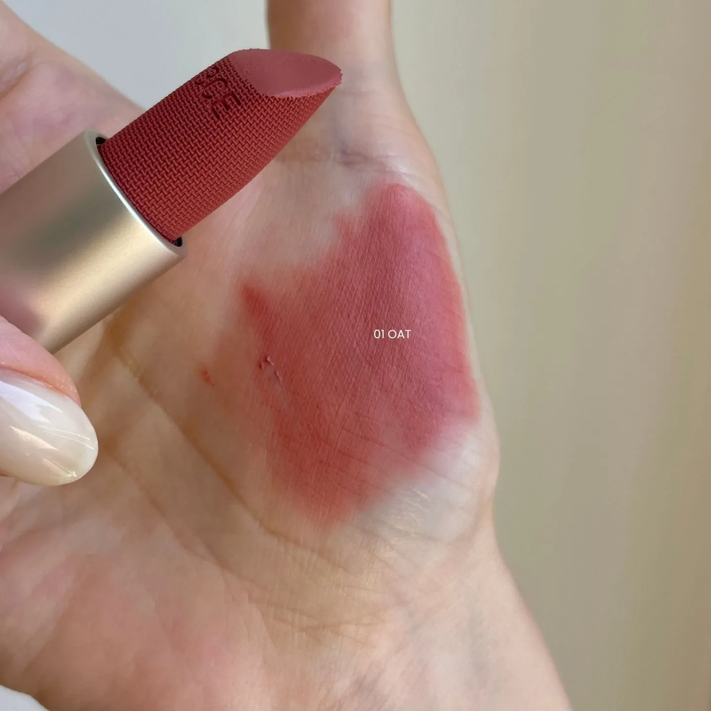 3CE 캐시미어 허그 립스틱 01 OAT 실물 발색 (3CE Cashmere Hug Lipstick 01 OAT real swatch)