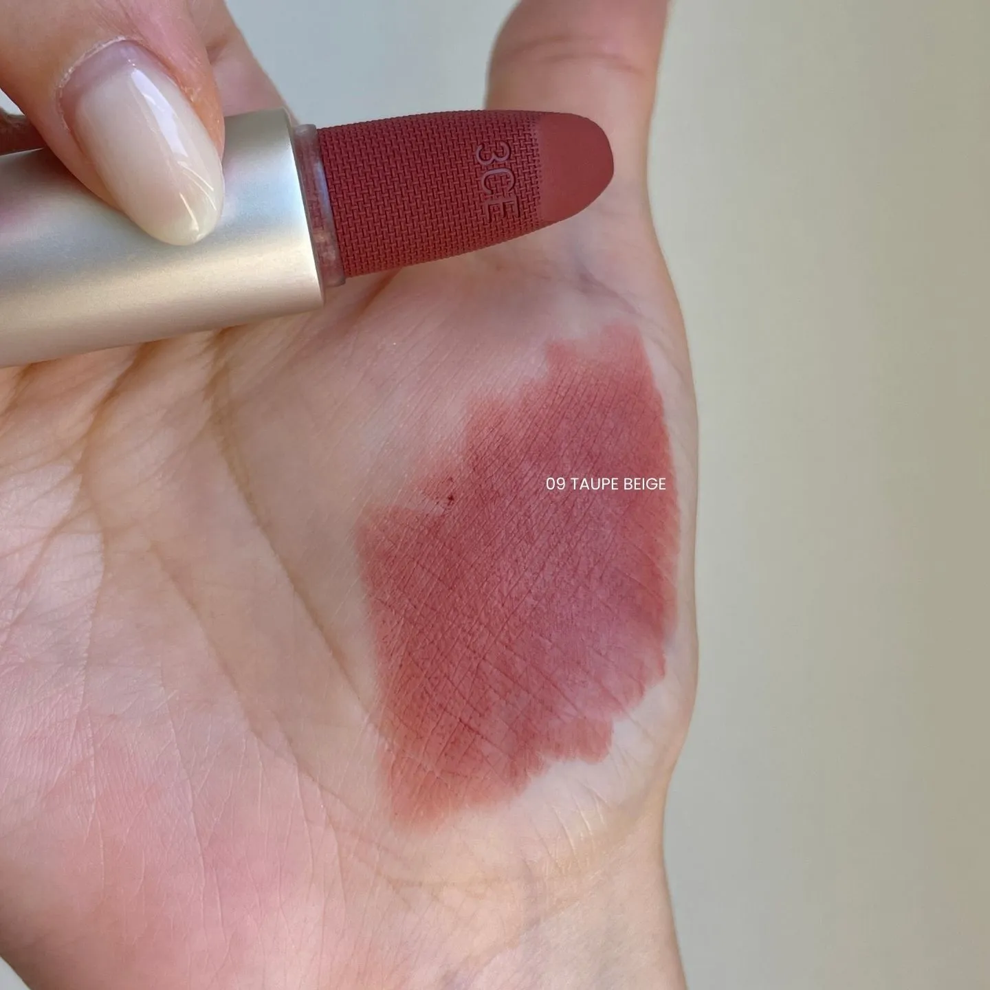 3CE 캐시미어 허그 립스틱 09 TAUPE BEIGE 실물 발색 (3CE Cashmere Hug Lipstick 09 TAUPE BEIGE real swatch)