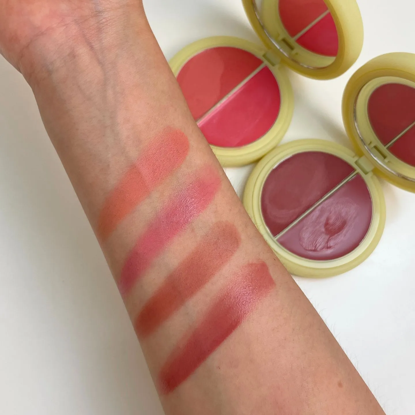 시미헤이즈 솔라 틴트 블러셔 듀오 01 DAWN, 04 CANYON 손목 발색 (SIMIHAZE Solar Tint Blush Duo 01 Dawn, 04 Canyon wrist swatch)
