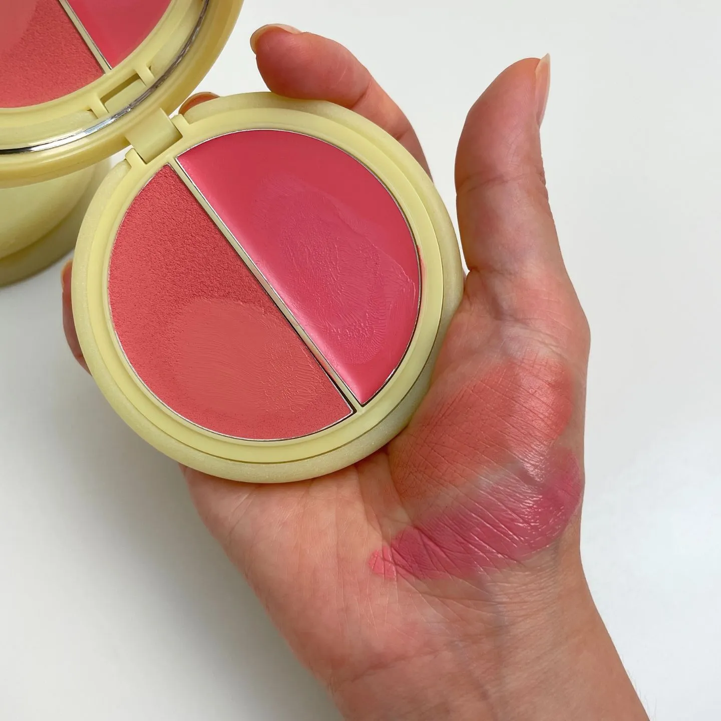 시미헤이즈 솔라 틴트 블러셔 듀오 01 DAWN 손목 발색 (SIMIHAZE Solar Tint Blush Duo 01 Dawn wrist swatch)