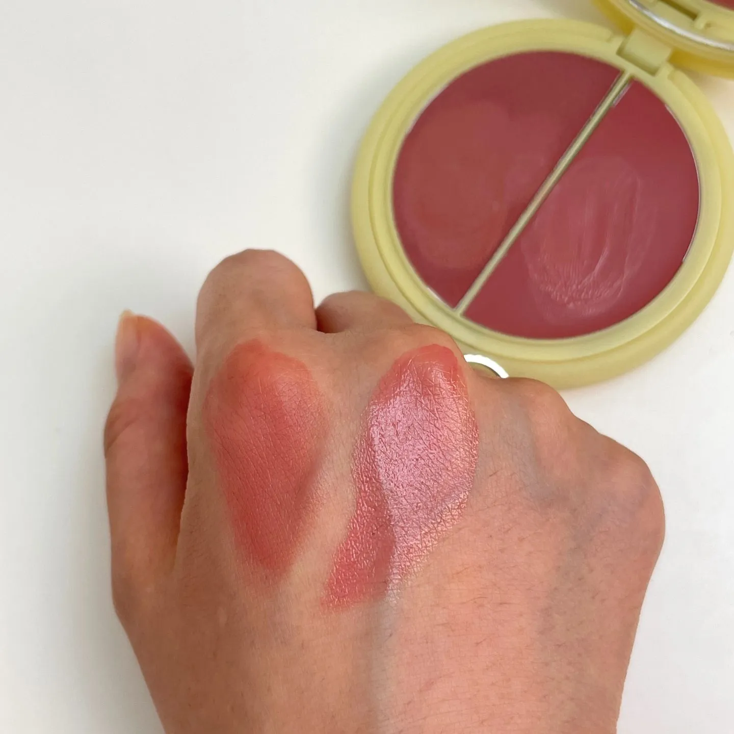 시미헤이즈 솔라 틴트 블러셔 듀오 04 CANYON 손등 발색 (SIMIHAZE Solar Tint Blush Duo 04 Canyon hand swatch)