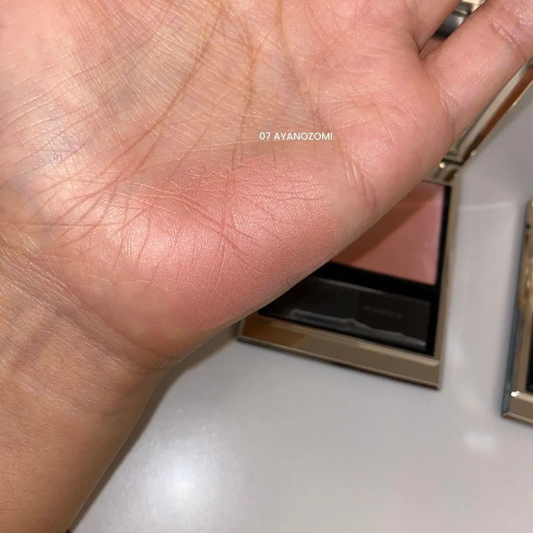 SUQQU 블러링 컬러 블러쉬 07 AYANOZOMI 손목 발색 (SUQQU Blurring Color Blush 07 Ayanozomi wrist swatch)