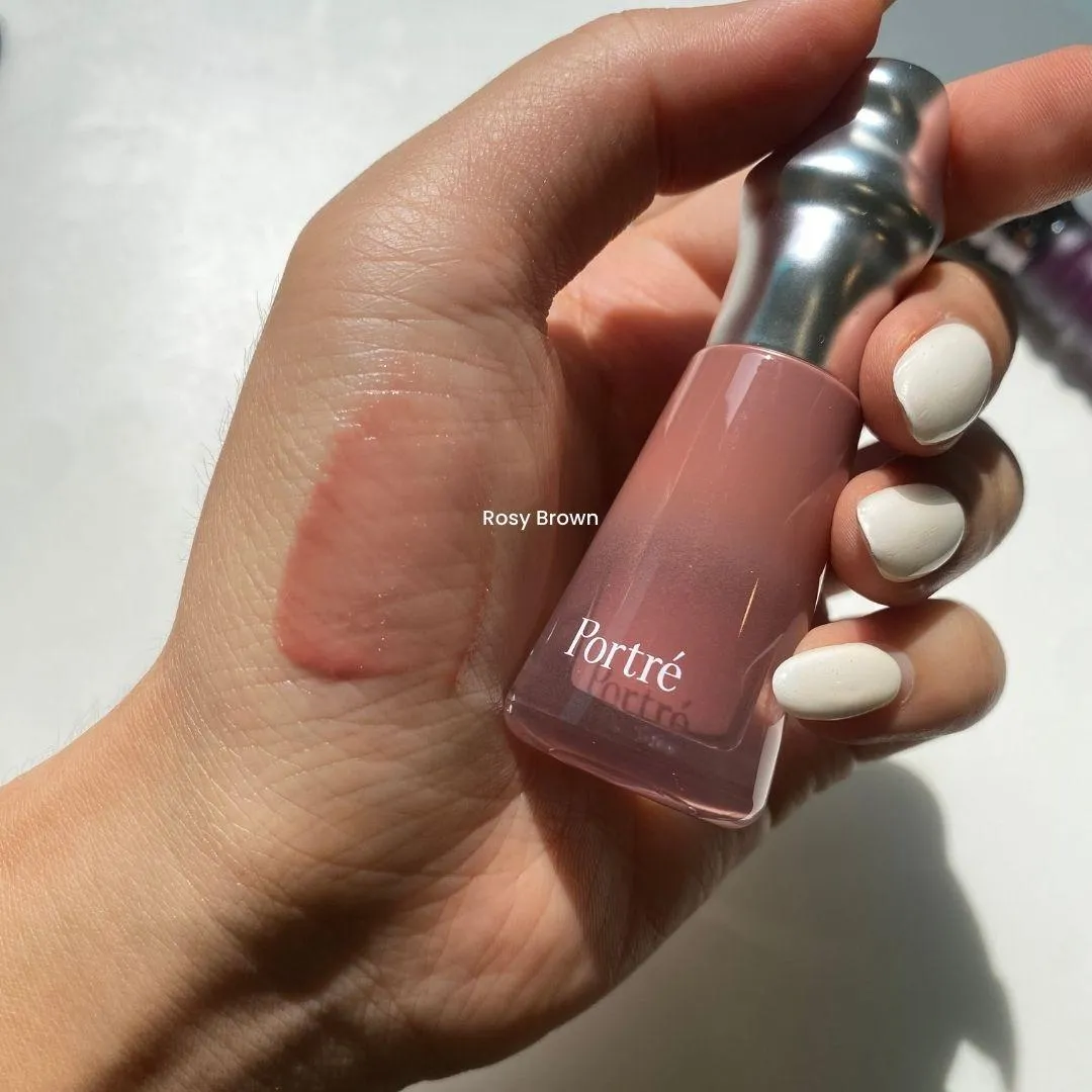 포트레이트(Portrait) 퓨어 글라스, 로지 브라운 손등 발색 (Portrait Pure Glace Rosy Brown hand swatch)