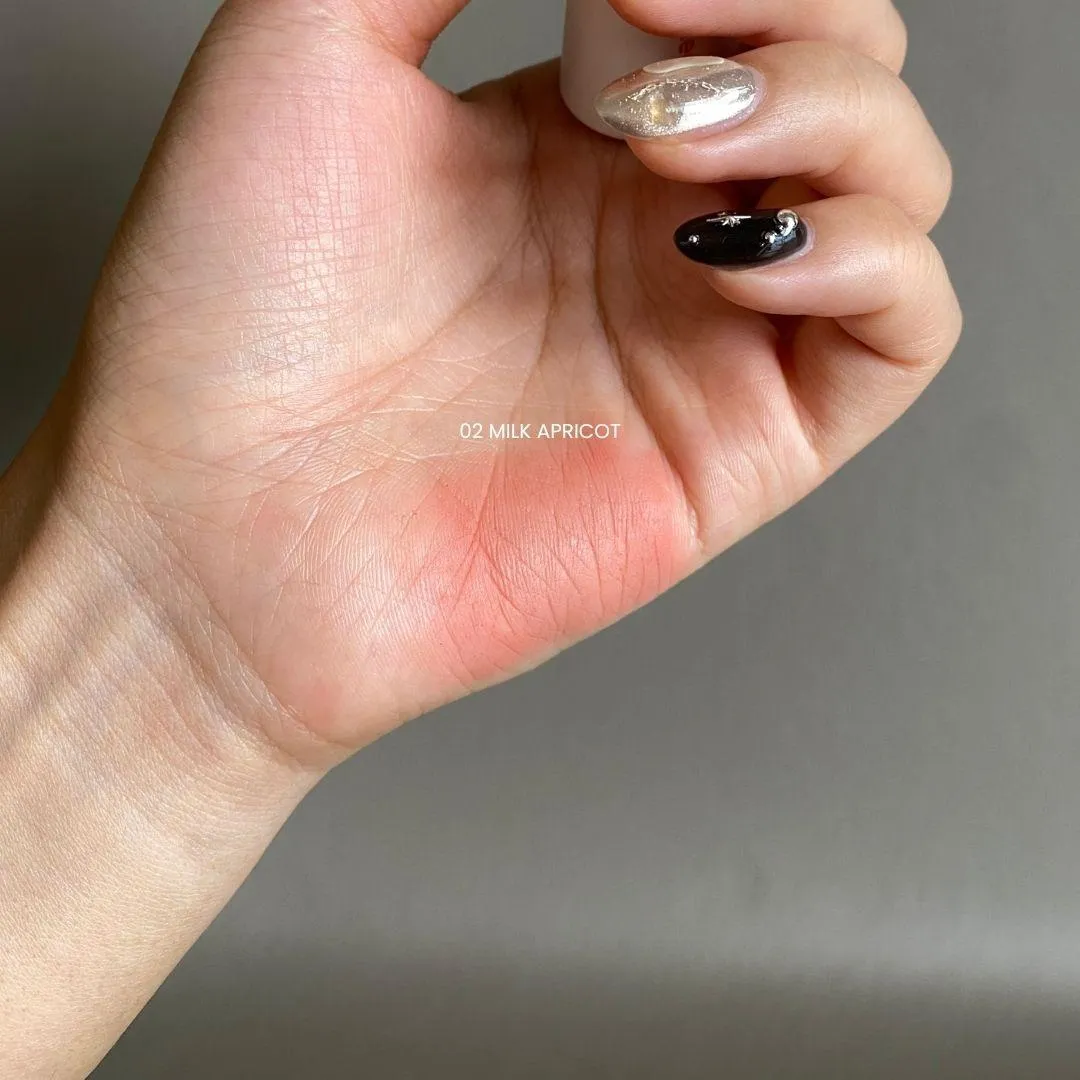 웨이크메이크 소프트 블러링 밤 스틱 02 MILK APRICOT 손목 발색 (WAKEMAKE Soft Blurring Balm Stick 02 Milk Apricot wrist swatch)