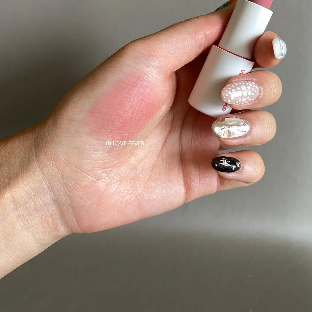 웨이크메이크 소프트 블러링 밤 스틱 01 LOVE FEVER 손등 발색 (WAKEMAKE Soft Blurring Balm Stick 01 Love Fever hand swatch)
