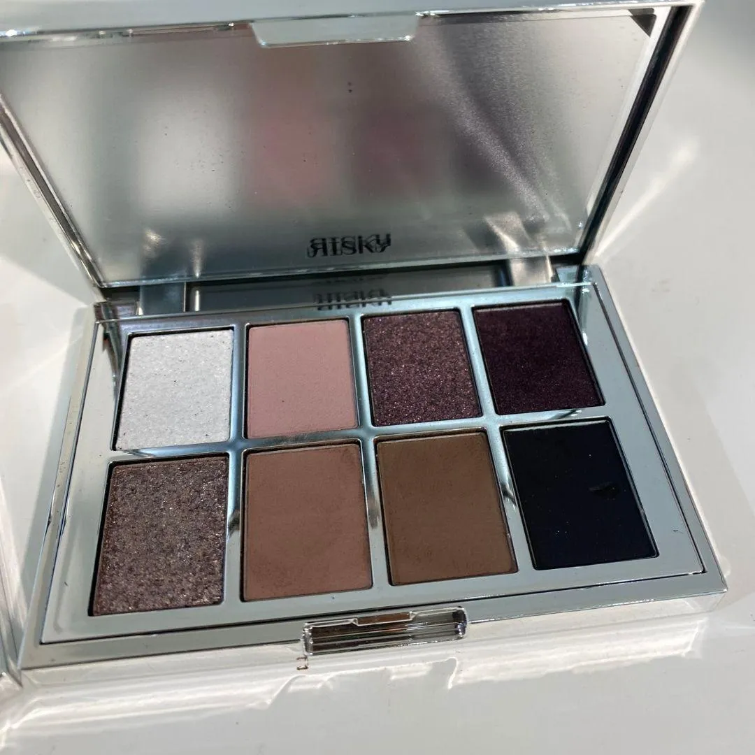 리스키 피그먼트 아이섀도우 팔레트 딤 베리 (RISKY Pigment Eyeshadow Palette Dim Berry)