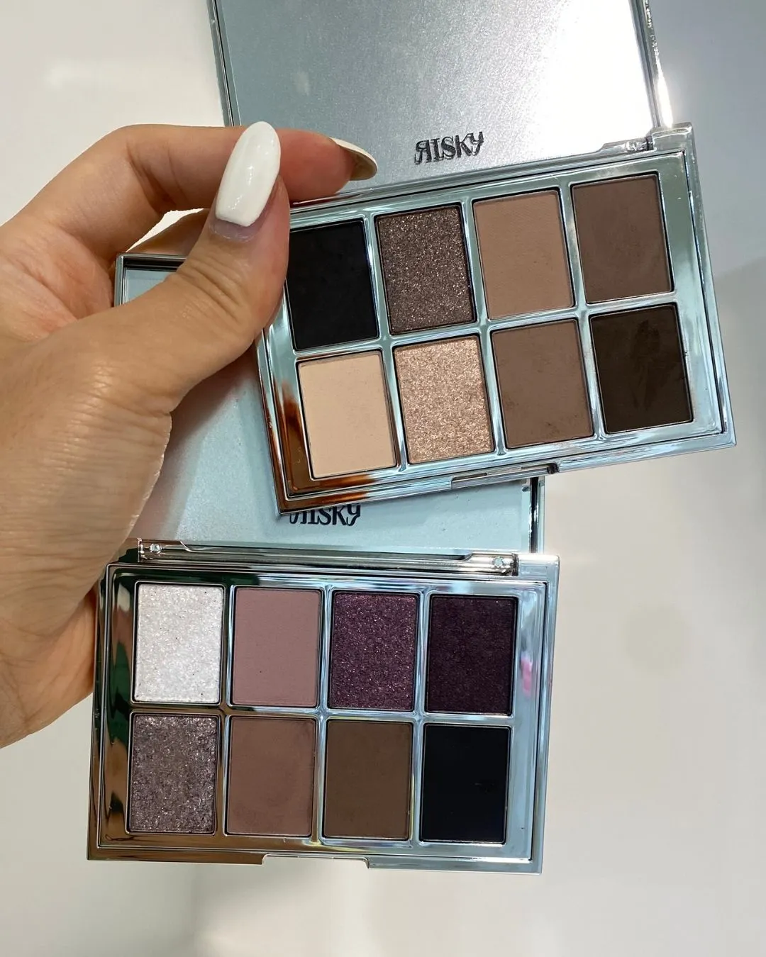 리스키 피그먼트 아이섀도우 팔레트 메인 이미지 (RISKY Pigment Eyeshadow Palette main image)