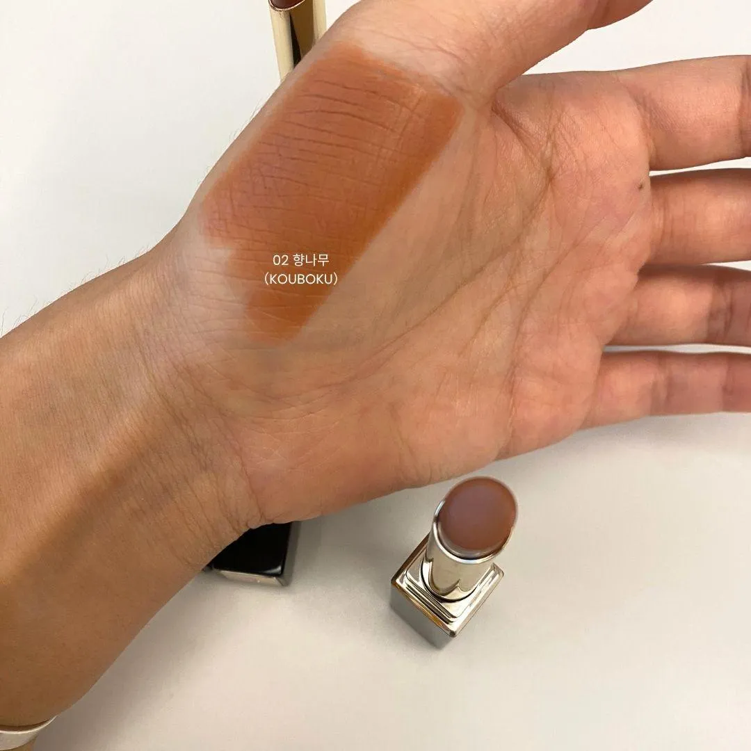 SUQQU NEW Velvet Fit Lipstick, 02 향나무（KOUBOKU） 손목 발색 (SUQQU NEW Velvet Fit Lipstick 02 wrist swatch)