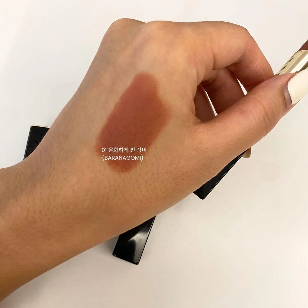 SUQQU NEW Velvet Fit Lipstick, 01 온화하게 핀 장미 (BARANAGOMI)  손목 발색 (SUQQU NEW Velvet Fit Lipstick 01 Eunah Rose wrist swatch)