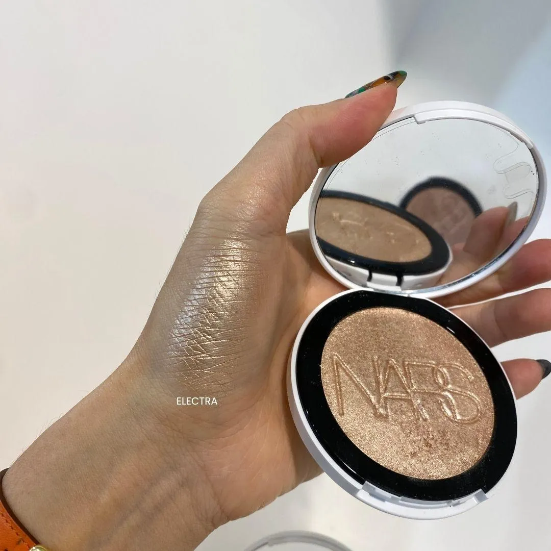 나스(NARS) 라이트 리플렉팅 루미나이징 파우더 ELECTRA 발색 (NARS Light Reflecting Luminizing Powder ELECTRA hand swatch)