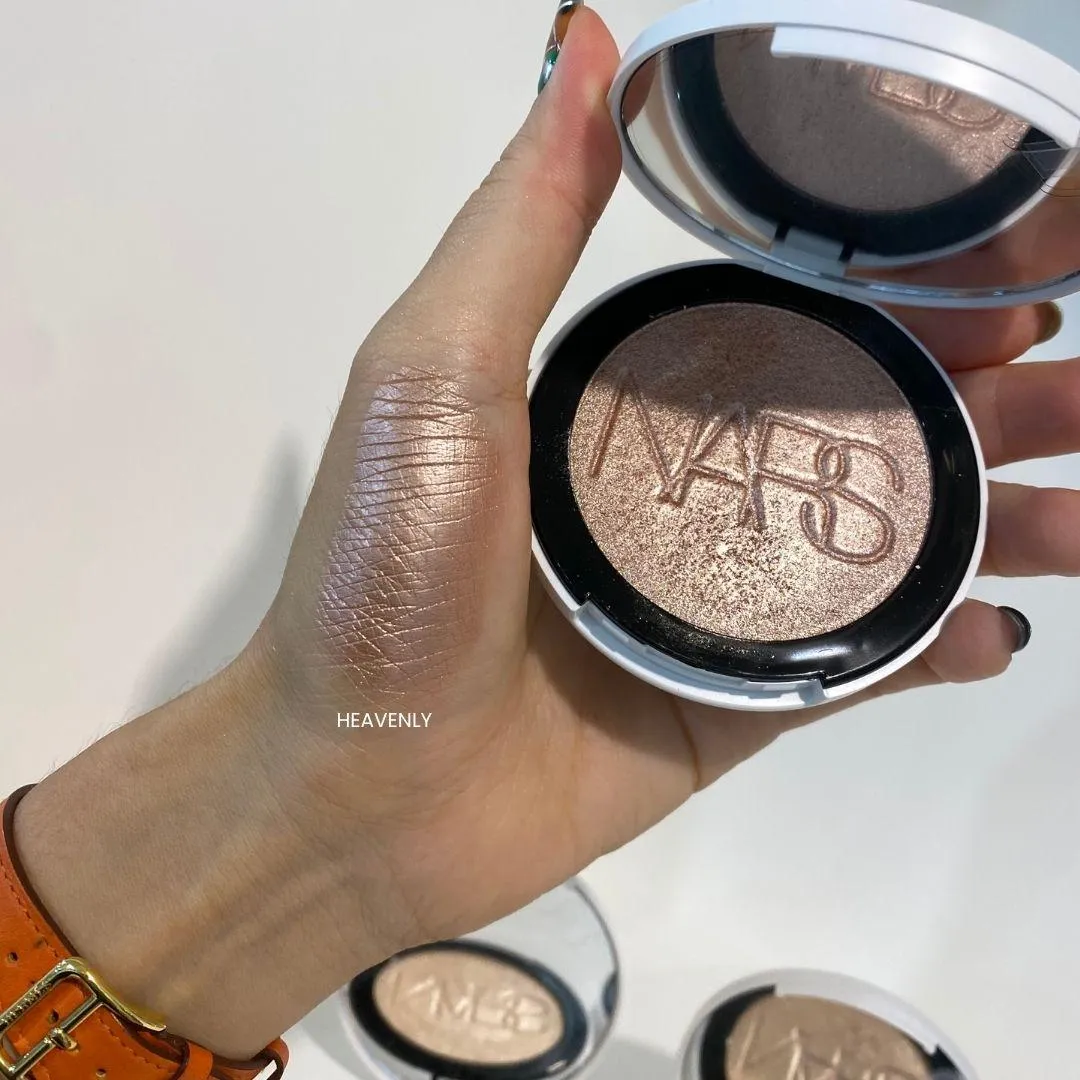 나스(NARS) 라이트 리플렉팅 루미나이징 파우더 HEAVENLY 발색 (NARS Light Reflecting Luminizing Powder HEAVENLY hand swatch)