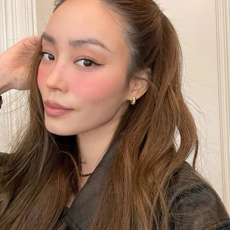 헤일리 비버 핑크 포인트 메이크업 스타일 사진, 블랙 아이 베이스 무드 (Hailey Bieber pink point makeup black base style image)