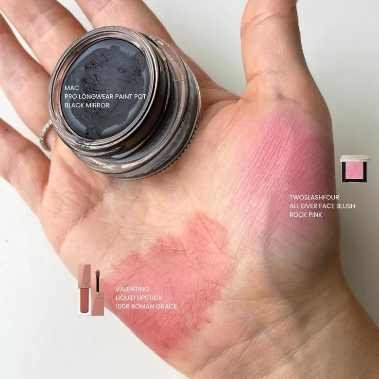 핑크 치크·블랙 아이·로지 립 조합 전체 발색 이미지 (twoslashfour Rock Pink, MAC Black Mirror, Valentino 100R combo swatch)