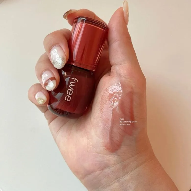 퓌 3D 볼류밍 글로스 A06 스카치 30% 발색 이미지 (Fwee 3D Voluming Gloss A06 Scotch 30% swatch image)
