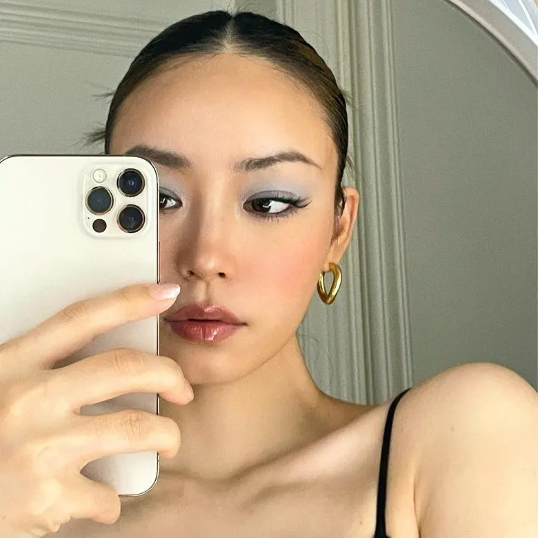 블루코어 파스텔 블루 아이 메이크업 스타일 사진, 효리 무드 레퍼런스 (pastel blue eye makeup style image, Hyori-inspired mood)