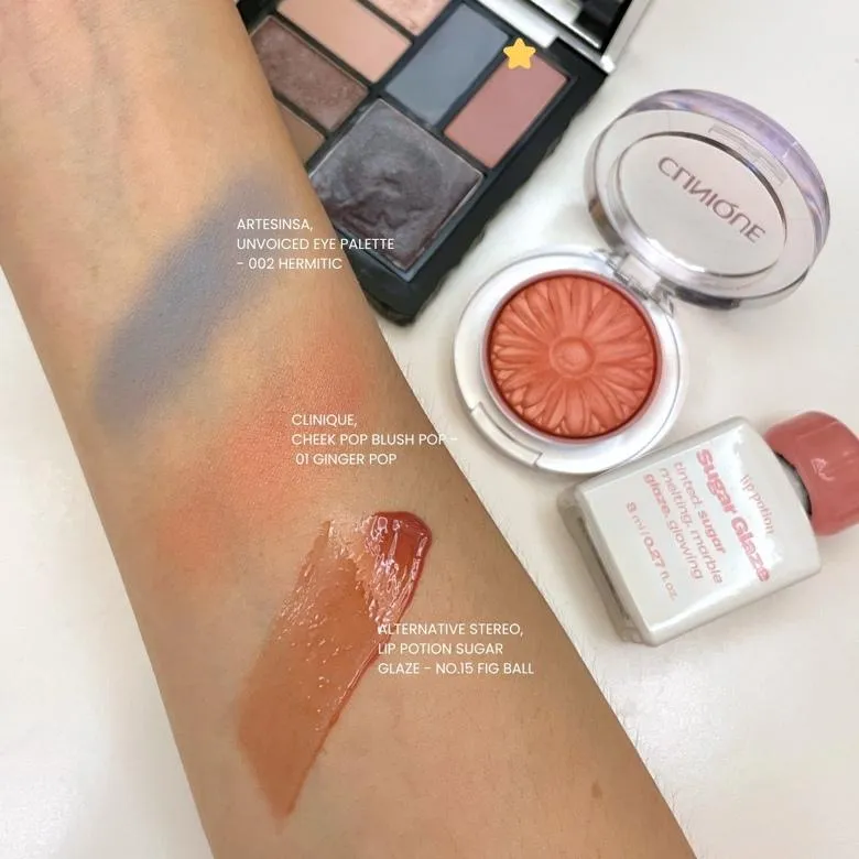 블루 아이섀도우 코랄 치크 시럽광 립 조합 전체 발색 이미지 (blue eyeshadow coral cheek syrup-gloss lip combo swatch)