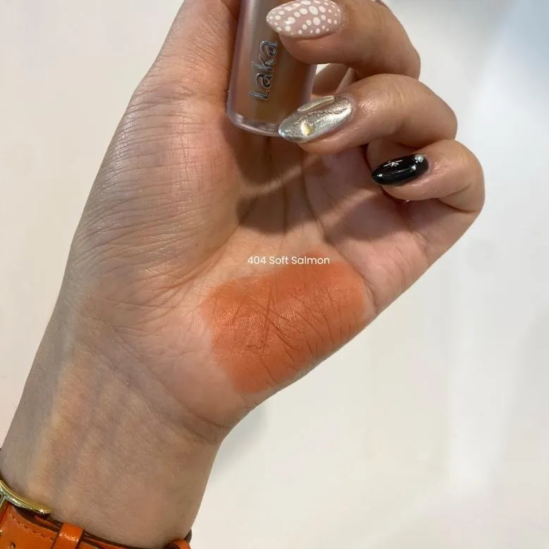 라카 벌키 매트 립스틱, 404 오프 살몬 손등 발색 (LAKA Bulky Matte Lipstick 404 Off Salmon hand swatch)