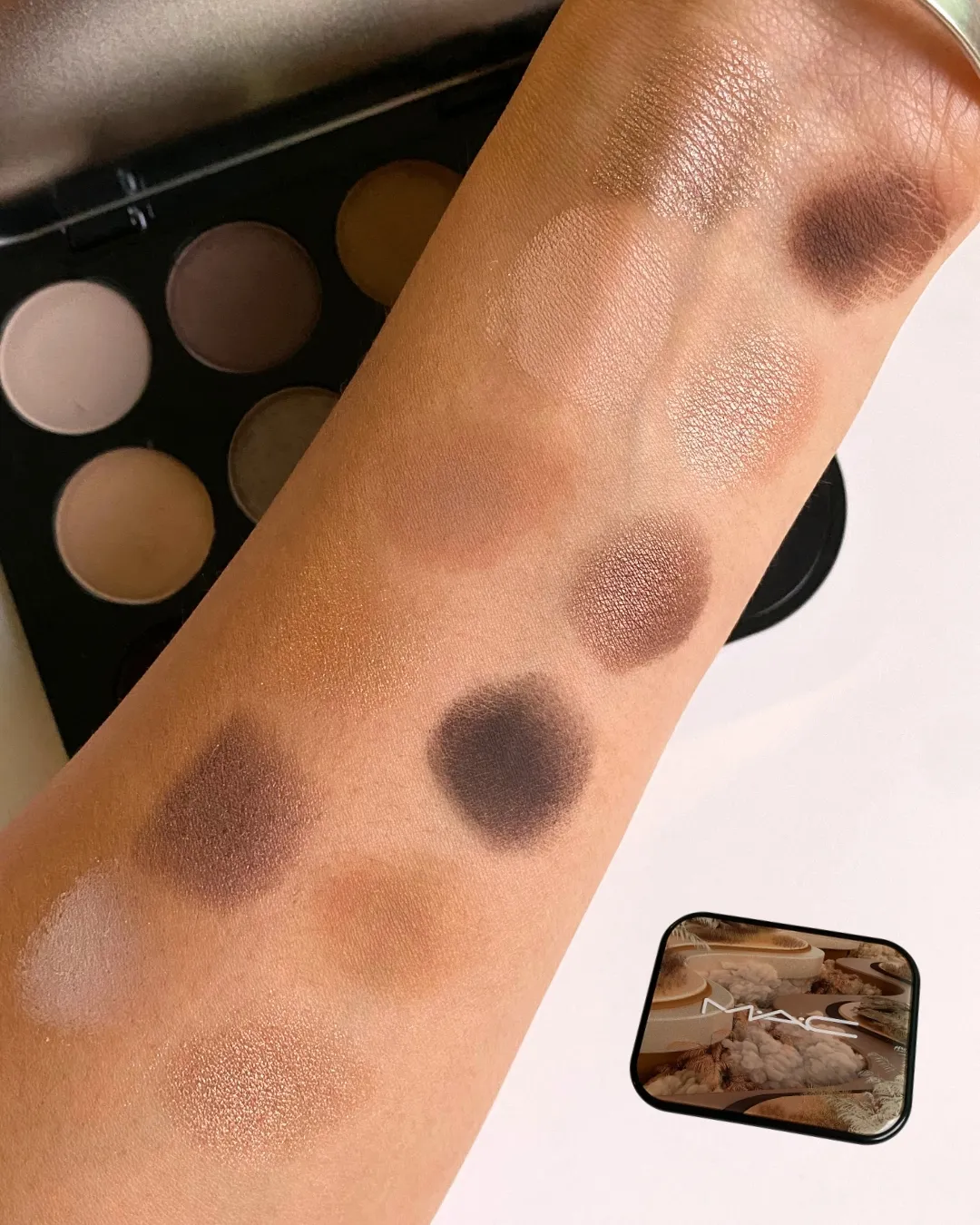 맥 커넥트 인 컬러 아이섀도우 팔레트 메인컷 (MAC Connect In Colour Eye Shadow Palette main image)