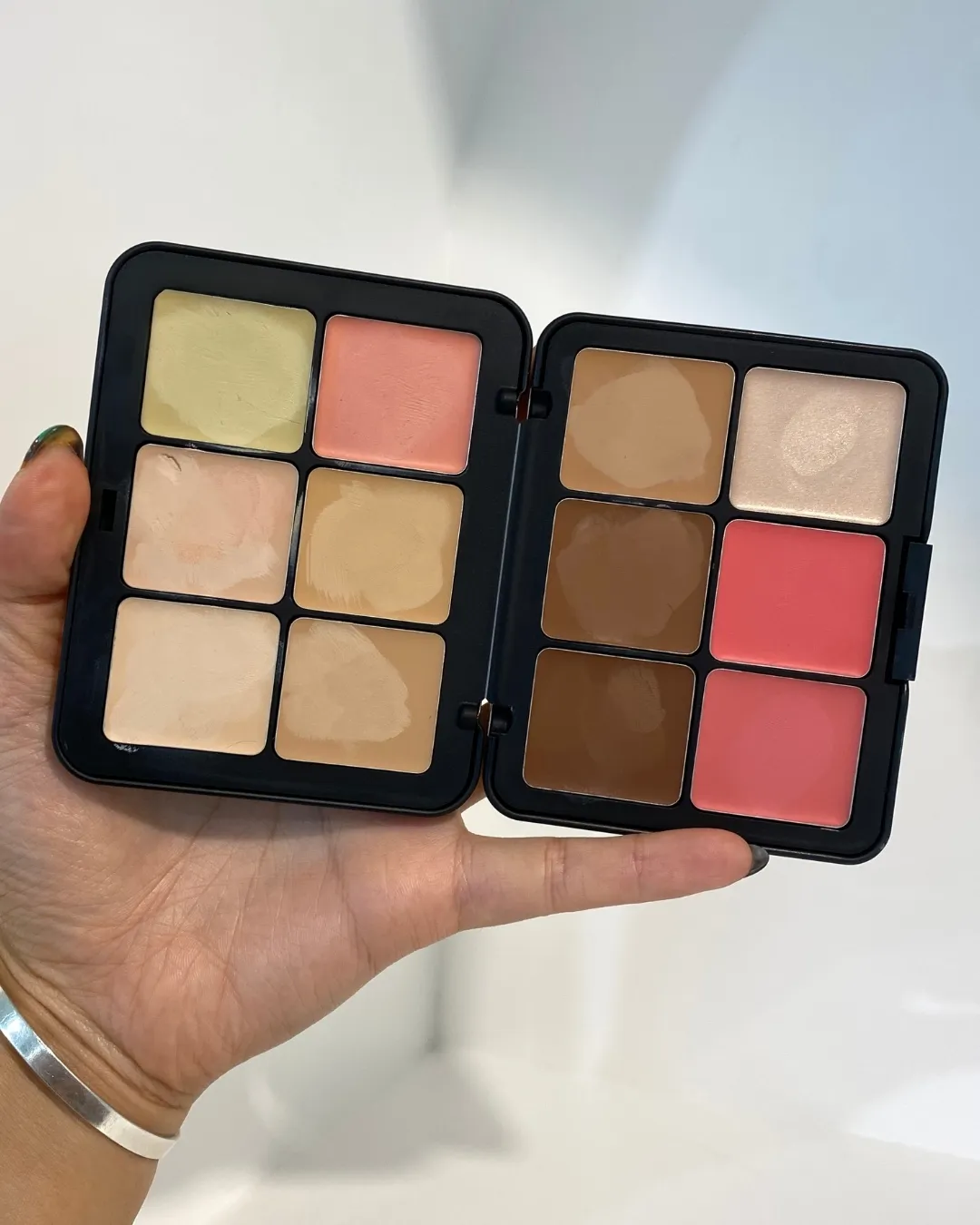 MAKE UP FOR EVER HD 스킨 팔레트 메인 컷 (MAKE UP FOR EVER HD Skin Palette main image)