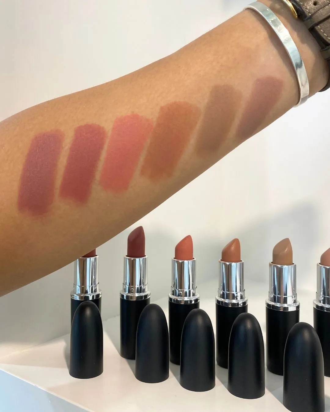 맥 맥시멀 매트 립스틱 누드 립 발색 메인 컷 (MAC Maximal Matte Lipstick nude lips main image)