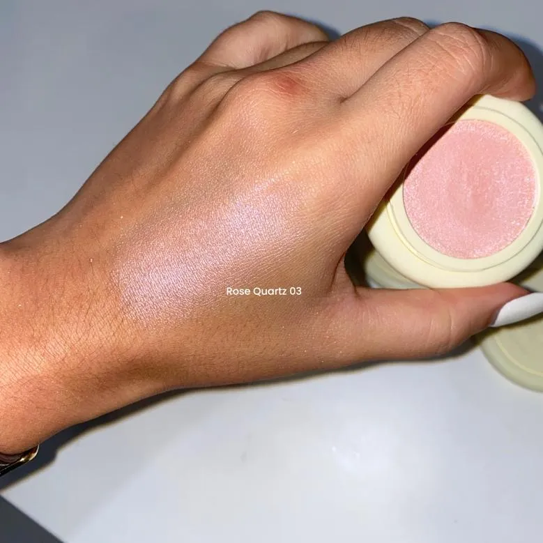 ์๋ฏธํค์ด์ฆ ๋ทฐํฐ ์ํํธ ์คํธ๋ก๋ธ ํ์ด๋ผ์ดํฐ, ๋ก์ฆ์ฟผ์ธ  ์ปฌ๋ฌ ๋ฐ์ (SIMIHAZE BEAUTY Soft Strobe Highlight Rose Quartz swatch)