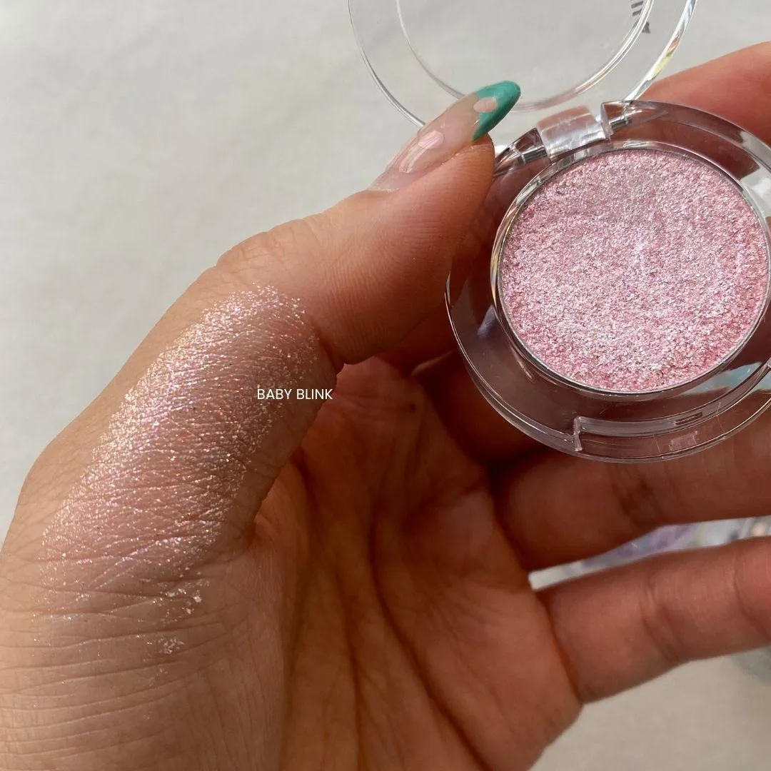 바닐라코 하이퍼 홀로 빔 아이 글리터 PK01 베이비 블링크 발색 (BANILA CO Hyper Holo Beam Eye Glitter PK01 Baby Blink swatch)