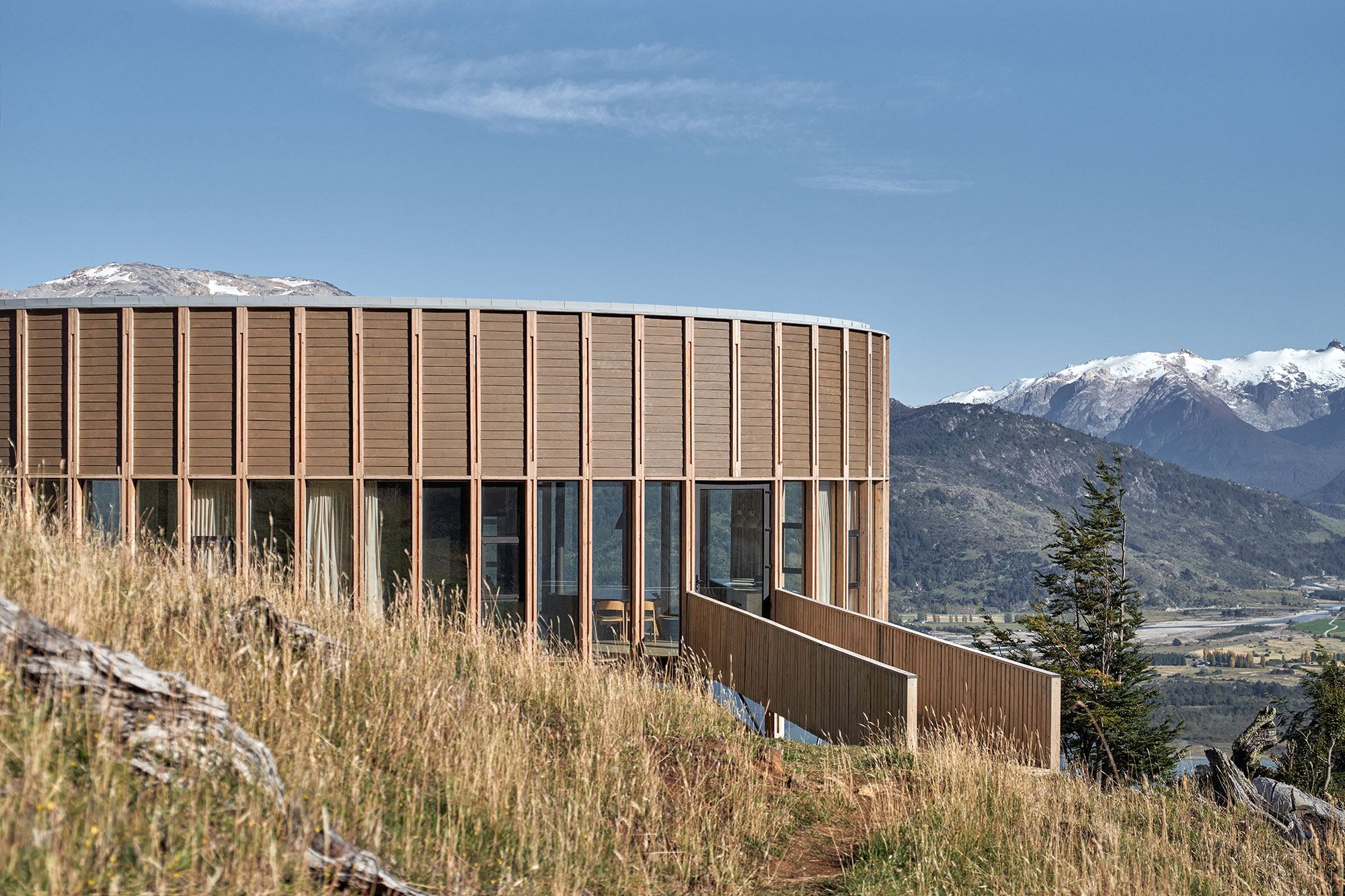 Contemporary Patagonian architecture of Bahia Murta House set against Aysén mountain landscape