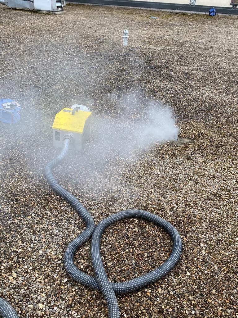 Photo d'un fumigène pour rechercher les fuites d'eau.